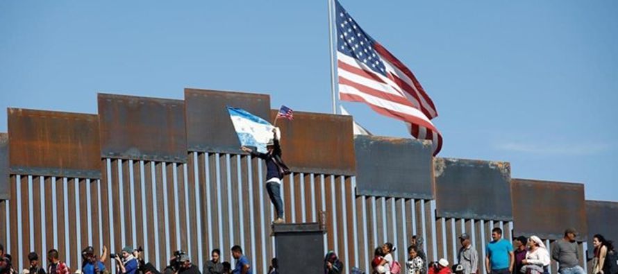 Estados Unidos cerró su frontera con México en Del Río, Texas el domingo en un...