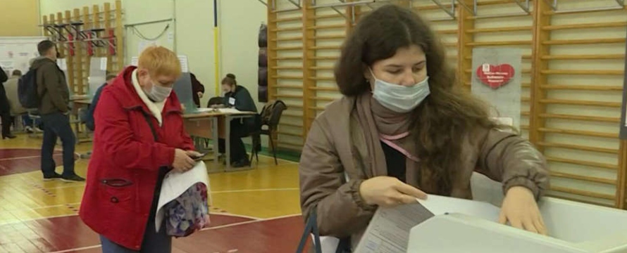 Rusia celebraba elecciones legislativas el domingo en sus 11 husos horarios, y en las que se...