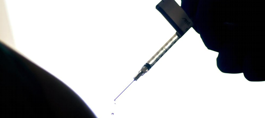 La vacuna fabricada por Pfizer y su socio alemán BioNTech ya está disponible en...