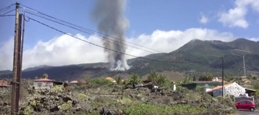 El Instituto Volcanológico de Canarias reportó la erupción inicial cerca del...