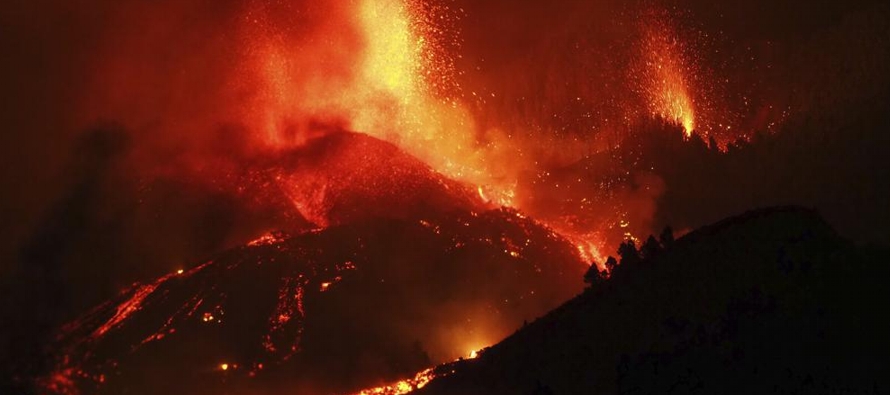La erupción comenzó el domingo en la isla de La Palma, parte del archipiélago...
