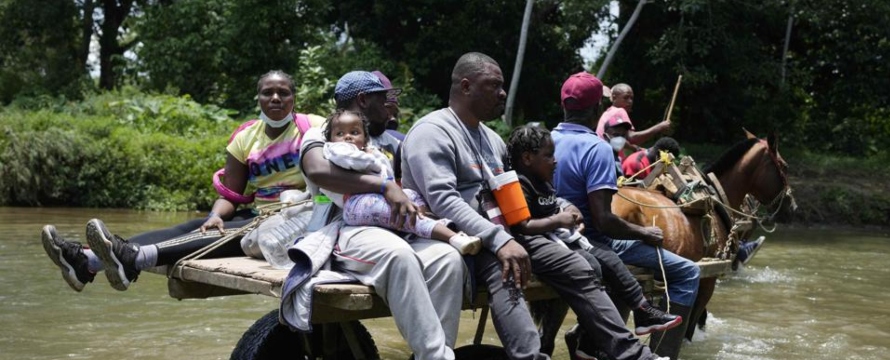 Algunos de los migrantes haitianos sostienen que no pueden regresar a su país debido al...