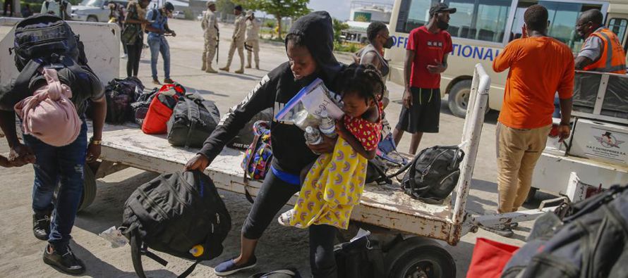 Cientos de haitianos luchan por encontrar trabajo, comida y techo tras ser deportados desde Estados...