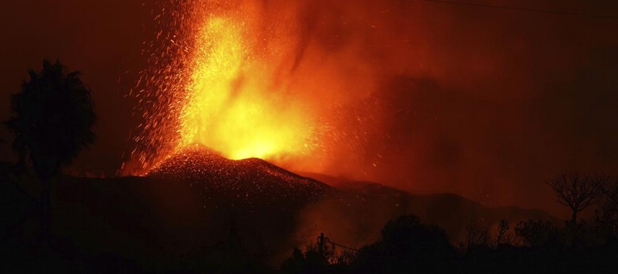 Después de fluir cuesta abajo por la isla desde la erupción del domingo, la lava se...