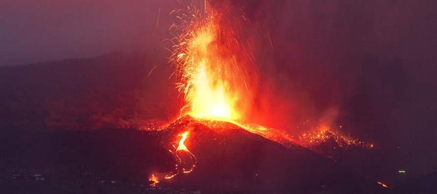 Mientras las coladas de lava avanzaban hacia la costa de la isla, más poblada, unas 1,000...