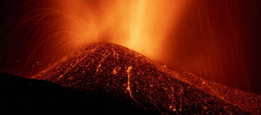 El volcán seguía expulsando lava, cenizas y gases, que alcanzaban hasta 4,200 metros...