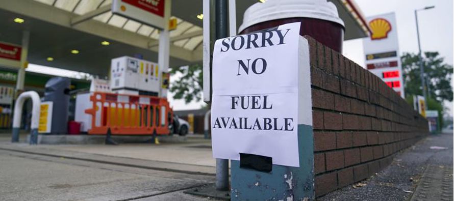 Miles de gasolineras británicas se quedaron sin combustible el domingo en medio de una...