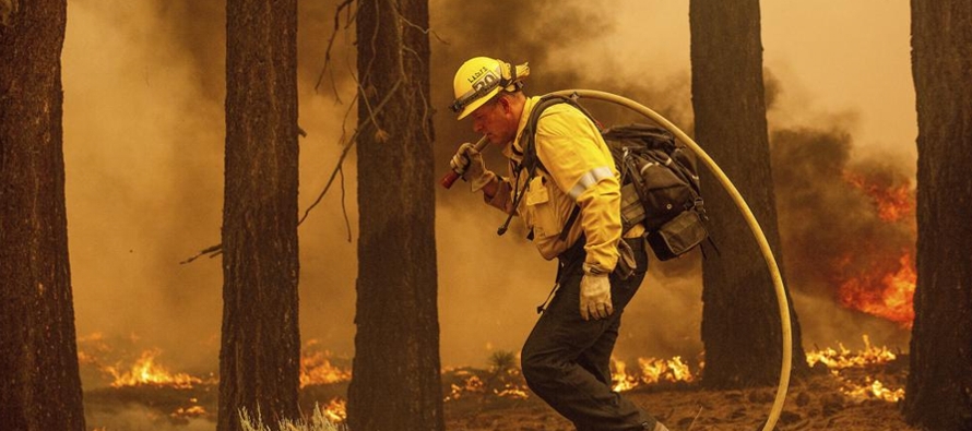 Los bomberos ganaban terreno el domingo en contra de un incendio forestal que desplazó a...