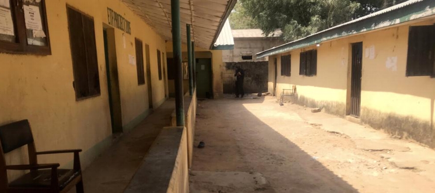 Al menos 25 alumnos nigerianos que pasaron casi dos meses cautivos por hombres armados en la...