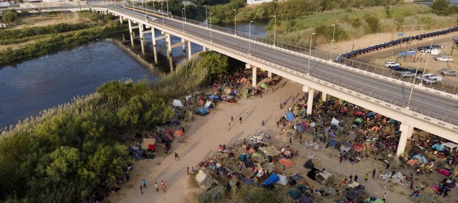 La presencia del campamento de migrantes, que llegó a tener 15,000 personas, y la llegada de...