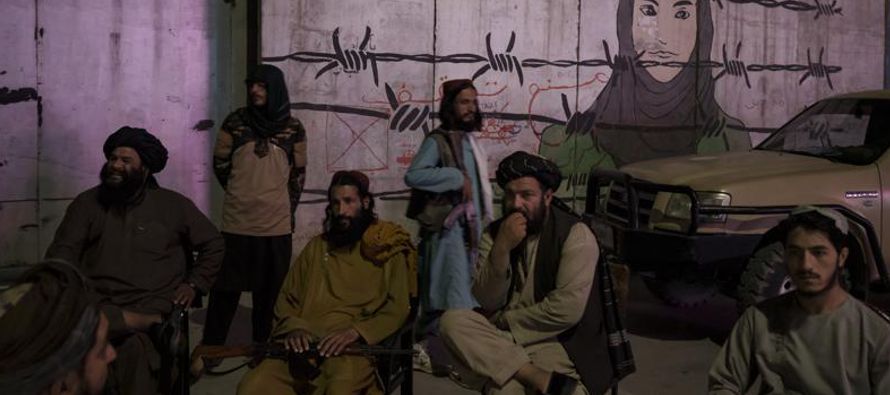 Los talibanes prohibieron el lunes que las barberías de una provincia del sur de...