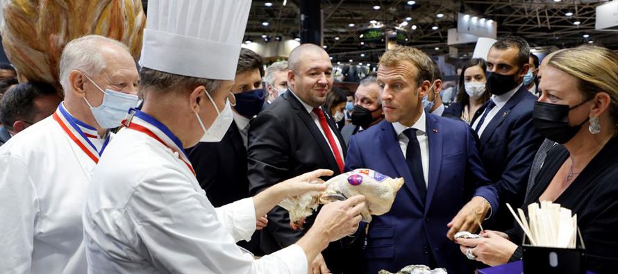 El presidente francés, Emmanuel Macron, fue impactado el lunes en el hombro por un huevo que...