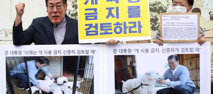 Unos cuantos activistas se reunieron el martes en el centro de Seúl para pedir al gobierno y...