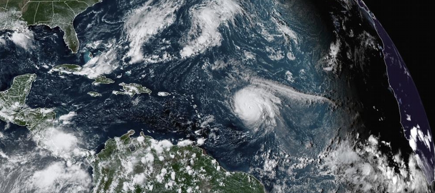 Se pronostica que el huracán de Categoría 4 permanecerá en el mar, pero sus...