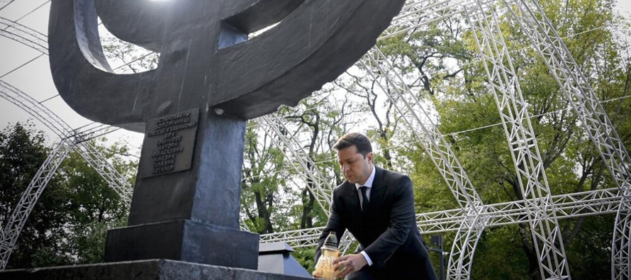 El presidente de Ucrania, Volodymyr Zelenskyy, depositó flores en un monumento en recuerdo...
