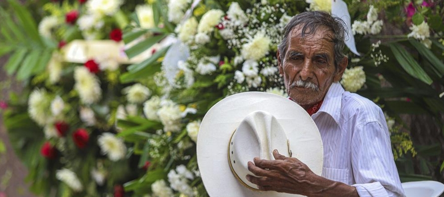 La ceremonia del martes incluyó un minuto de silencio en memoria de un dirigente yaqui...