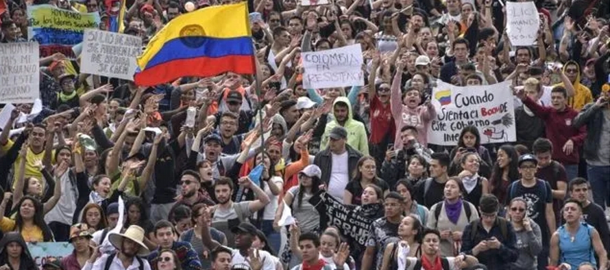 Las personas salieron a las calles en ciudades como Bogotá, Medellín, Bucaramanga y...