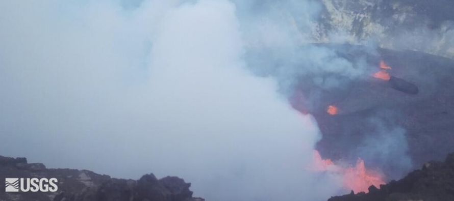 Imágenes tomadas por una webcam mostraron fuentes de lava que cubrían la superficie...