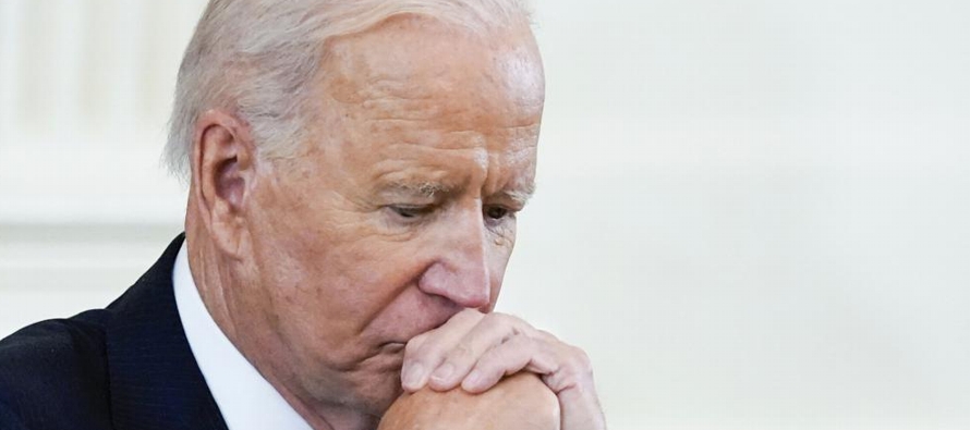 El 50% de los entrevistados dijo que aprueba la gestión de Biden, mientras que el 49% la...