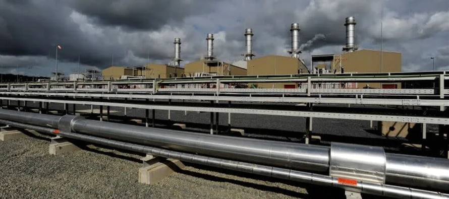 El suministro de gas ruso a través del gasoducto Yamal-Europa se redujo el viernes en casi...