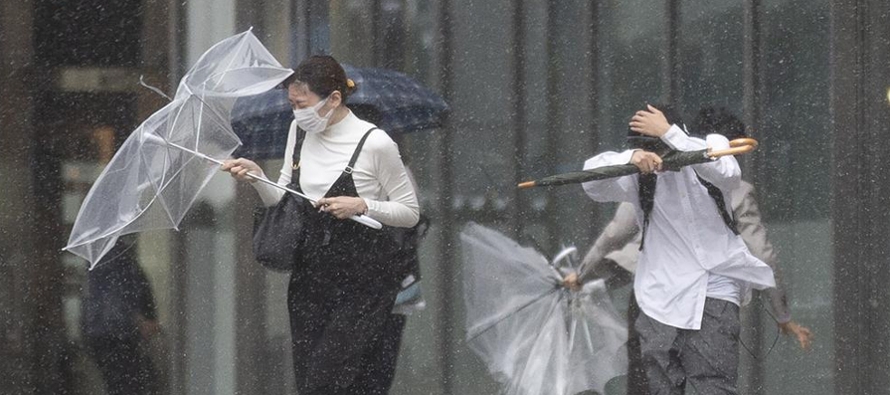 La zona de Tokio registraba fuertes vientos y lluvias a mediodía, pero no se han reportado...