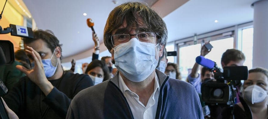 Puigdemont salió caminando con sus abogados, estrechó manos y abrazó a sus...