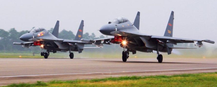 Los expertos han calificado los vuelos y otras maniobras militares chinas como zona gris de guerra,...