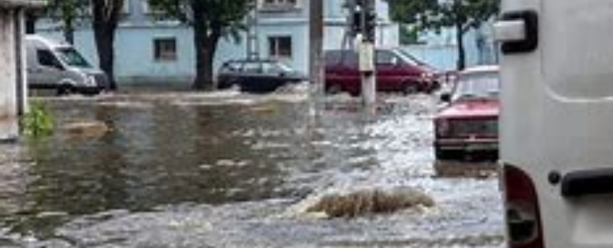 Las inundaciones han dejado hasta momento cinco muertos y dos personas desaparecidas en la capital...