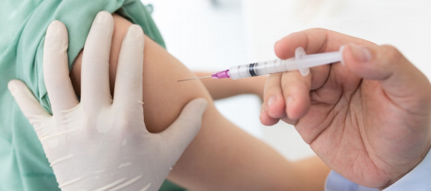 Los CDC recomiendan la vacuna contra la gripe para todas las personas mayores de seis meses y...