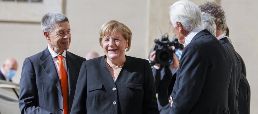 Merkel dijo a la prensa que durante la visita al Vaticano se habló de política,...