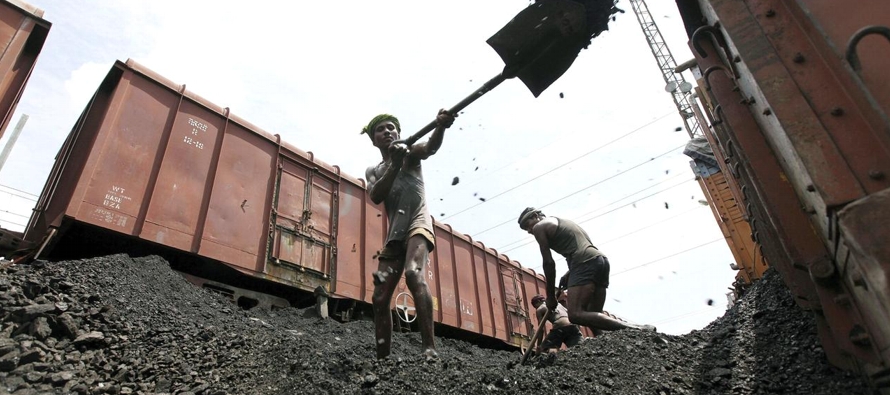 La India genera casi un 70 % de su electricidad por medio del carbón, y la escasez ha hecho...