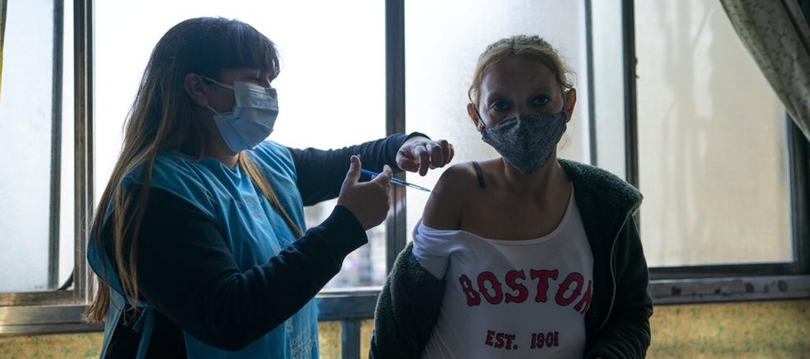 En Argentina la campaña de vacunación avanza con fluidez luego de sufrir...