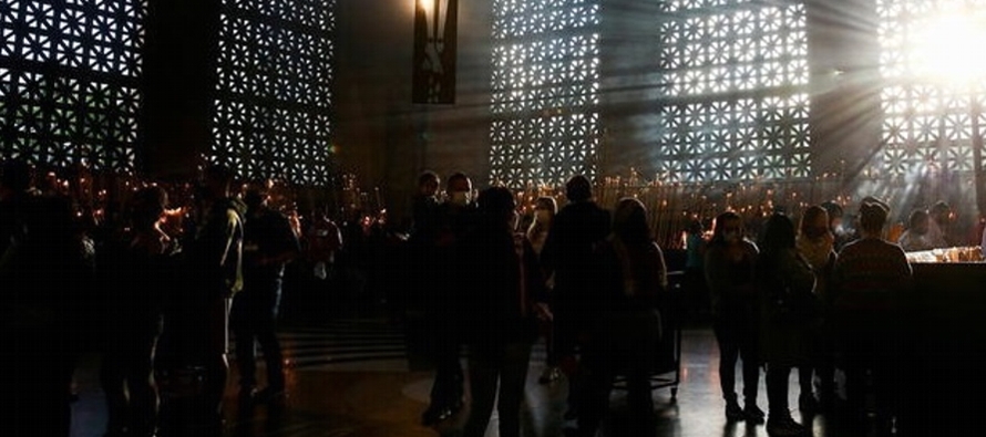 En un año normal, la catedral puede recibir hasta 35,000 personas. Pero debido a que la...