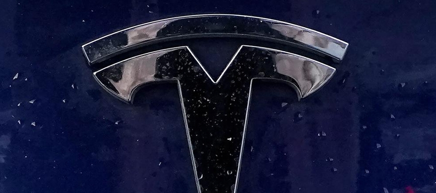 La investigación cubre 765,000 vehículos, casi todos los que Tesla ha vendido en...