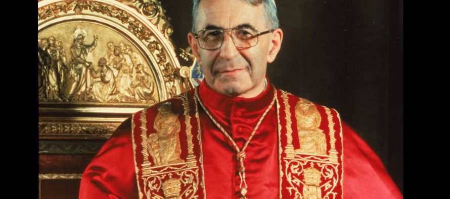 El cardenal Albino Luciani fue elegido el 26 de agosto de 1978 y fue encontrado muerto en cama en...