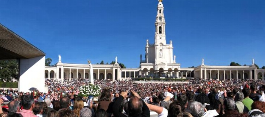 Varios miles de devotos llegados de 14 países llenaron hoy la explanada del santuario...