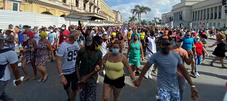 En Cuba los derechos de huelga y manifestación raramente se contemplan fuera de las...