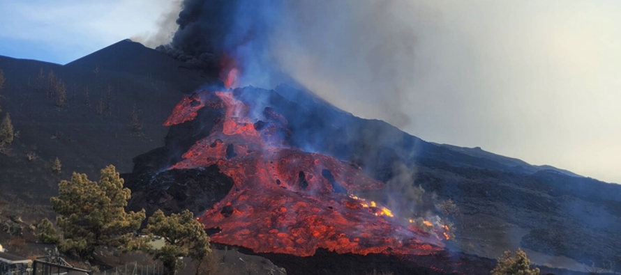 La actividad volcánica se ha cebado en las últimas horas con los vecinos de La...