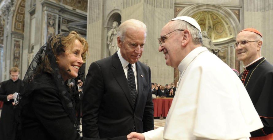 Este año, un grupo de obispos católicos debatieron negarle comunión a Biden...