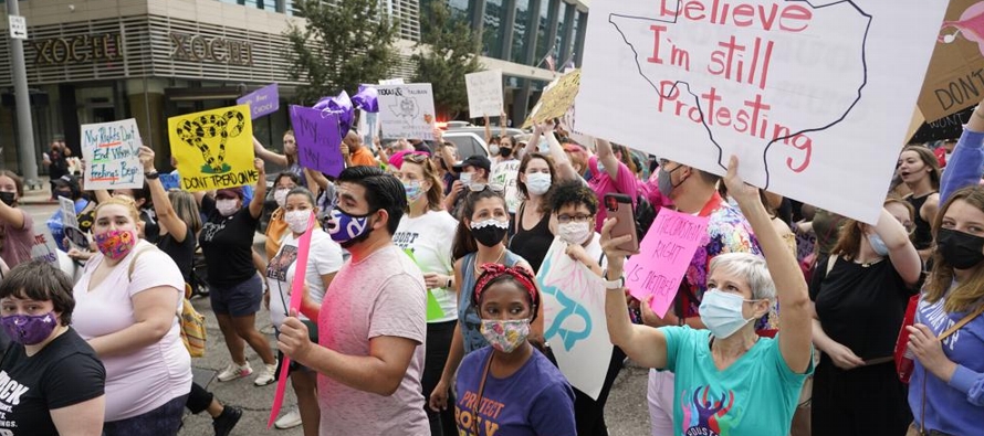 La ley de Texas prohíbe los abortos una vez que se detecte actividad cardíaca en el...
