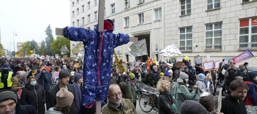 Miles de manifestantes marcharon el domingo en dos ciudades de Polonia en solidaridad con los...