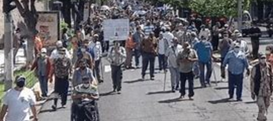 Cientos de personas salieron el domingo a las calles de la capital salvadoreña en una nueva...