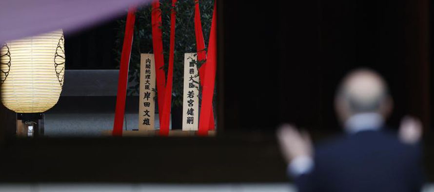  El nuevo primer ministro japonés Fumio Kishida donó ofrendas rituales el domingo a...