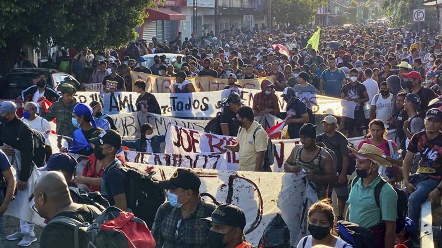 Más de 2,000 migrantes, principalmente centroamericanos, comenzaron el sábado a salir...