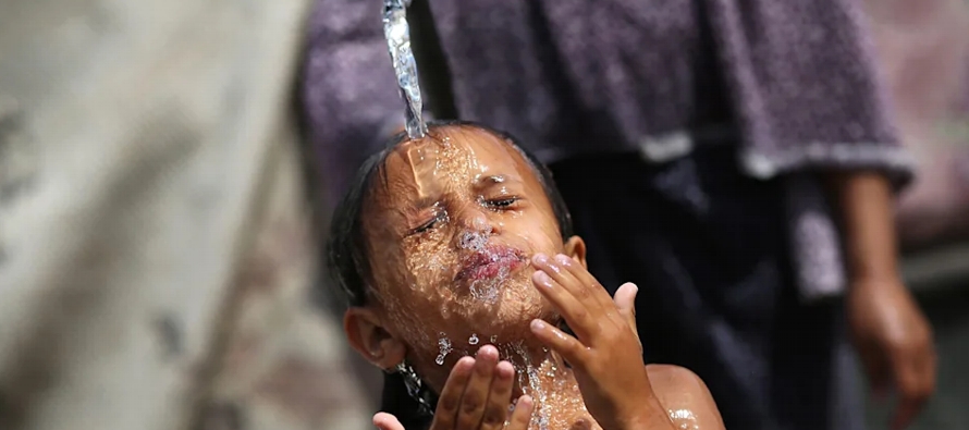 "El agua es un requisito previo para la vida y la dignidad humanas. Es un derecho humano...