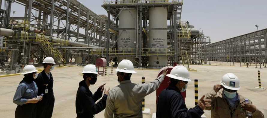 La empresa, la mayor petrolera del mundo y oficialmente conocida como Saudi Arabian Oil Co.,...