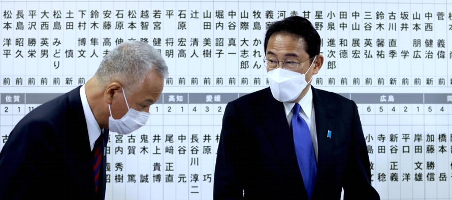 El Partido Liberal Democrático de Kishida y su partido aliado Komeito sumaron 239 bancas,...