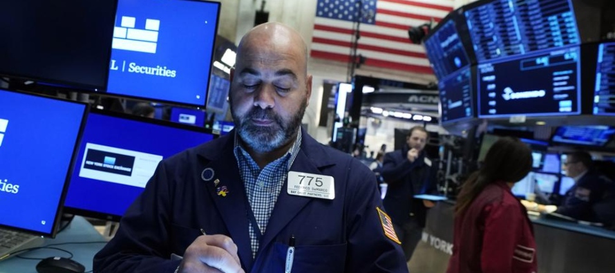 Los precios de las acciones cerraron el lunes con modestas ganancias en Wall Street, extendiendo la...