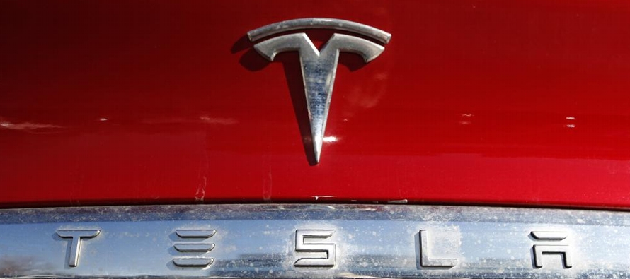 El retiro cubre casi 12,000 Tesla con una falla en el software “Full Self-Driving” que...
