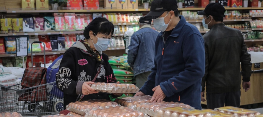 Cada año, el Gobierno chino refuerza las cadenas de suministro de carne de cerdo y de...